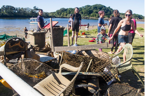 People picking up rubbish, River Warriors team PCFML
